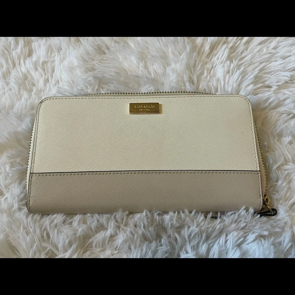 Kate Spade Wallet & Shoulder Bag
Perfect size for all the things 😁 - Picture 6 of 8
